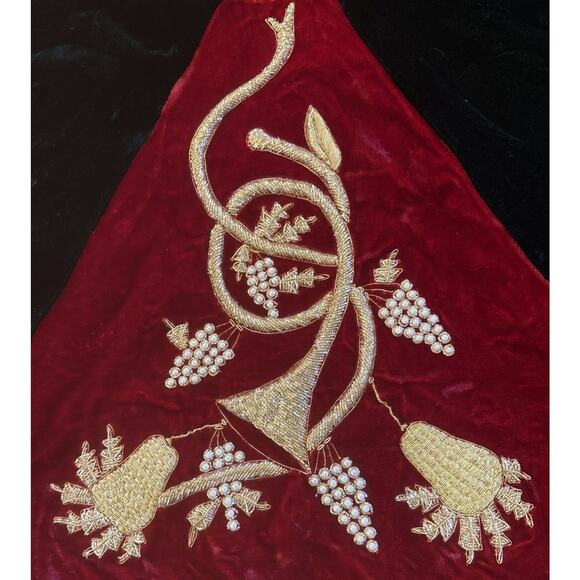 Vtg Sudha Emboridered Red & Green Velvet Tree Skirt French Horn Pearl Accent 44” - Picture 3 of 9